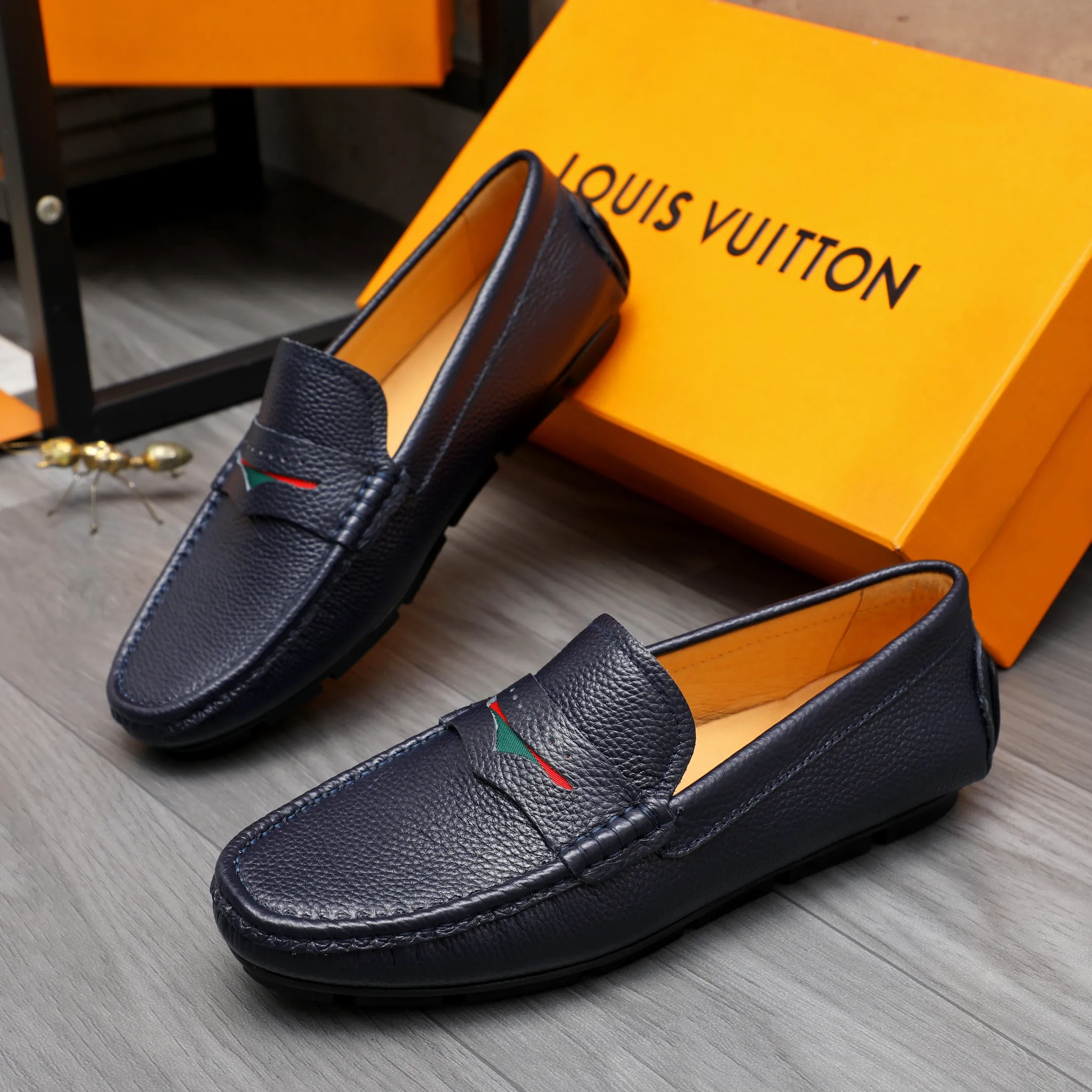 Men's shoes 💰360 Product trademark: LV "Louis Vuitton" casual slip-on men's shoes Regular size: 38-45 Product material: Selected pebbled cowhide upper, pigskin lining, rubber outsole